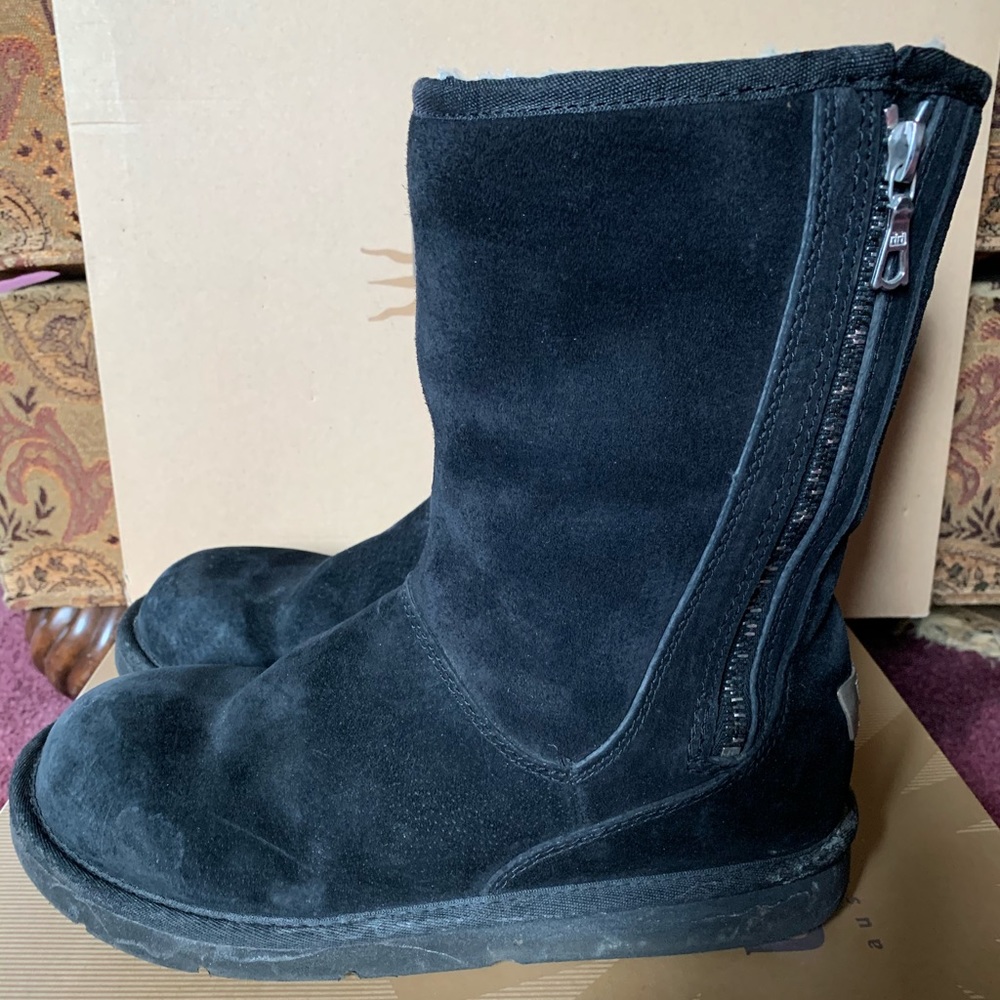 Fur Lined UGG Black Mayfaire size 8 with zipper
